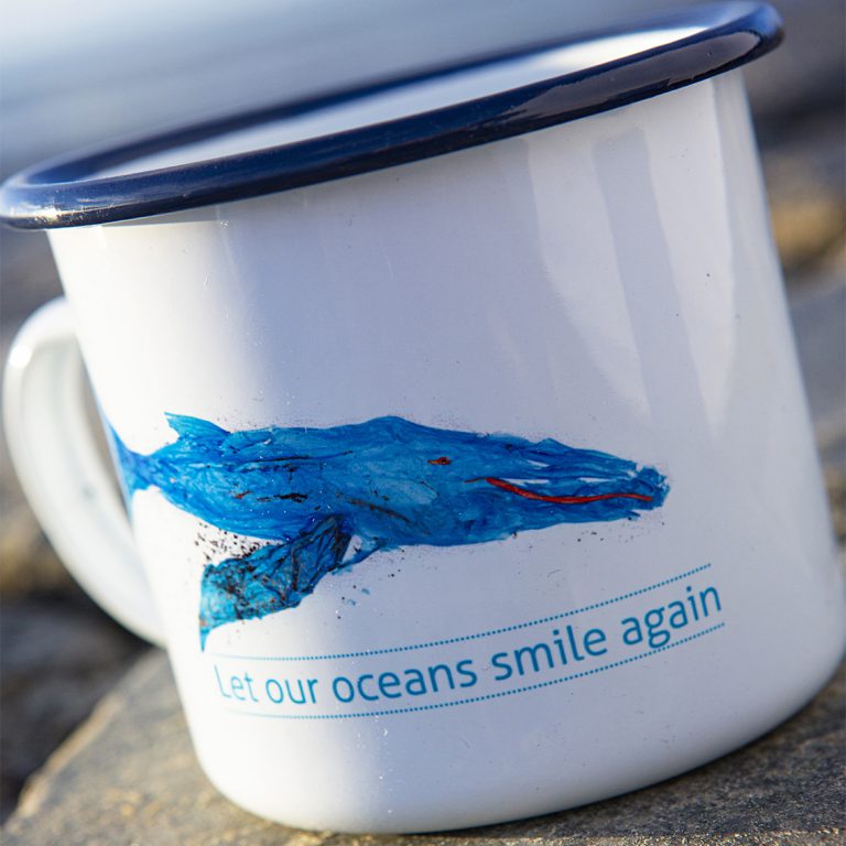 Emaille Tasse Blauwal | Clean River Project e.V. : Clean River Project e.V.